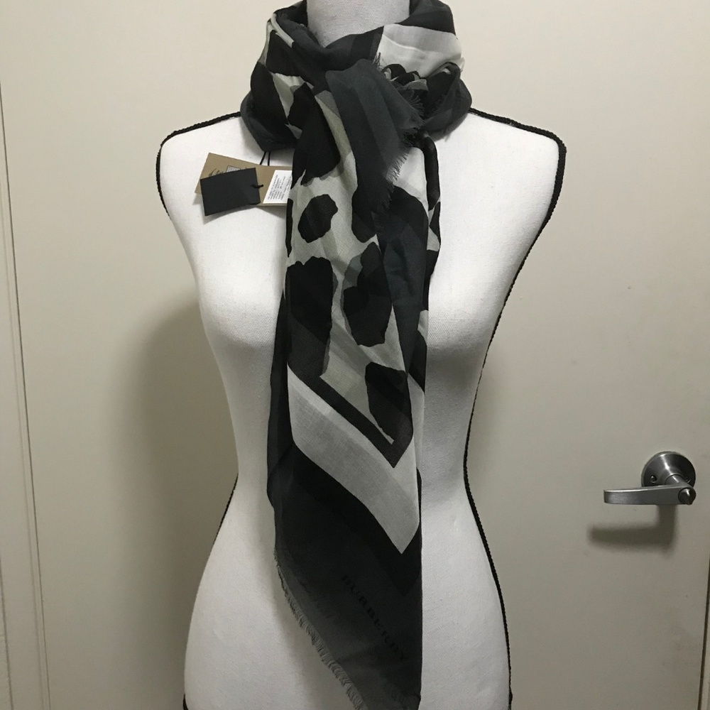 NWT - BURBERRY SCARF ANIMAL PRINT